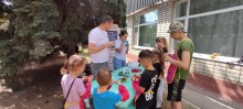 Діти стоять біля столу, психологи розпочинають майстер-клас із виготовлення іграшки-антістресу