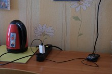 Електрочайник та подовжувач, щоб заряджати гаджети