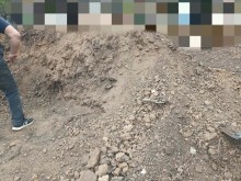 Працівник Донецькоблгазу виконує земляні роботи вручну