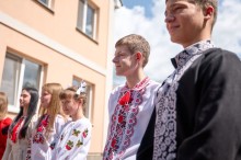 Діти у вишиванках на подвір'ї нового будинку