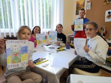 Вихованці Донецького обласного центру туризму та краєзнавства демонструють малюнки вдячності Збройним Силам України.