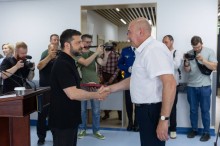 Президент України тисне руку лікарю.