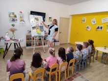 Діти беруть участь у заході, присвяченому Дню Незалежності України, у дитячій кімнаті «Простору 3D»
