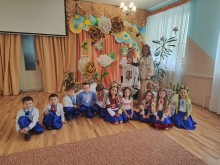 Спільне фото дітей та вихователів в українських національних костюмах