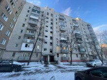 Вікна в багатоквартирному будинку, пошкоджені після ворожого обстрілу