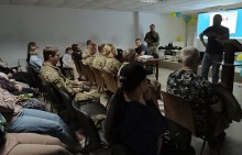 Військові батальйону безпілотних систем «Легіон» демонструють здобувачам освіти дрони та розповідають про їх бойове застосування у межах патріотичного заходу в Бахмутському центрі ПТО.