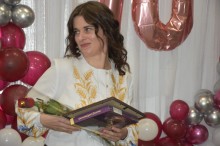 Урочисте святкування 70-річчя державного навчального закладу «Бахмутський центр професійно-технічної освіти». Атмосфера на фото урочиста і дружня. Присутні голова громада, педагогічні працівники та інші посадові особи.