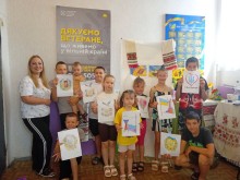 Пізнавально – розважальний захід «Просто про Конституцію» об’єднав дітей Донеччини у гуманітарному хабі Марїнської МВА у м. Жовті Води, де під час майстер -класу діти малювали святкові листівки