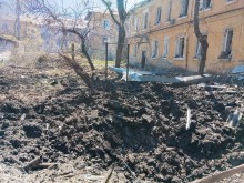 Вирва від авіабомби біля будинків після ворожого обстрілу