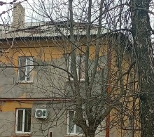 Пошкоджений будинок після ворожого обстрілу