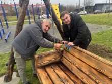 Представники громад монтують інформаційну табличку