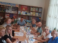 Під час наради представники Очеретинської СВА, мешканці громади та родини загиблих (померлих) Захисників України опрацьовують питання порядку денного, спрямовані на покращення соціального захисту та збереження пам’яті про Герої