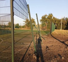 Пошкоджений паркан на футбольному полі