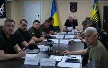 Учасники засідання Ради оборони Донецької області слухають пропозиції щодо виділення коштів для військових.