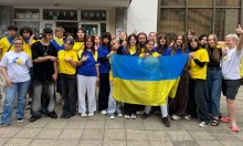 Спільне фото дітей та вихователів з прапорами України