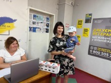 Мати з дитиною у центрі підтримки ВПО «СЕЛИДОВЕ. UA» отримала корисні йогурти та солодке печивовід Благодійного Фонду Братів Мкртчан