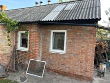 Будинок з вибитими вікнами після ворожого обстрілу