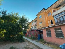 Пошкоджений будинок після ворожого обстрілу