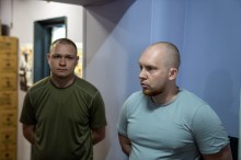 Працівники хабу уважно слухають