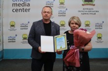 Ігор Бойко вітає з професійним святом чарівну жінку та вручає подяку і букет весняних квітів