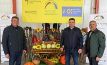 Директор департаменту агропромислового розвитку та земельних відносин облдержадміністрації Артем Чаган стоїть біля виставочних експонатів овочей.