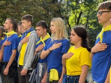 Діти тримають руку на серці під час виконання гімну України