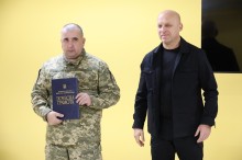 Вадим Філашкін нагороджує захисника Донеччини