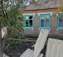 Зруйнований будинок і паркан після ворожого обстрілу