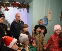 Очільник області з усміхненими дітлахами