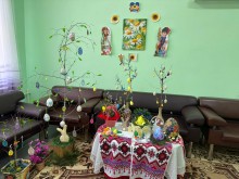 Паперовиі великодні курчата; барвисті крашанки; святкові віночки для декору створені підопічними