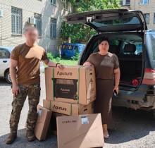 Наталья Адамова передає бійцям обладнання для покращення зв'язку