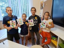 Діти, вихованці Донецького обласного центру туризму та краєзнавства, демонструють аплікації, що були виготовлені під час заняття у Студії образотворчого мистецтва.