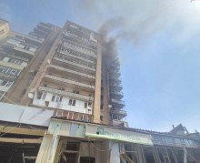 Зруйнована багатоповерхівка після ворожого обстрілу