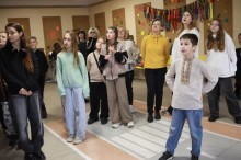 Вихованці Донецького Палацу молоді «Юність» у холі Гнідинського ліцею під час Гарбуз-Фесту