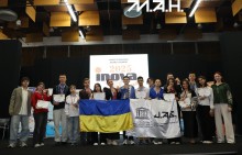 Колективне фото учасників Міжнародного інноваційного шоу INOVA. По центру - український прапор та прапор Малої Академії Наук.