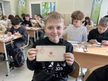 Хлопчик тримає в руках виготовлений власноруч пенал