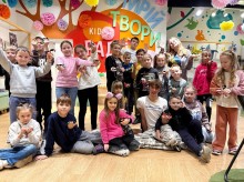 Юні гості хабу на груповому фото демонструють поробки з пряжі у вигляді комах