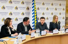 Представники Мінкульту на фоні пресволу Дніпропетровської облдержадміністрації