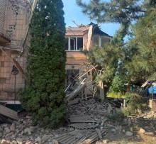 Зруйнований будинок у Слов'янську після ворожого обстрілу