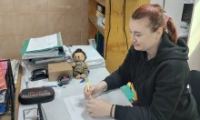 Учасниця онлайн-заходу за ноутбуком