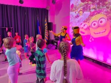 Діти грають з аніматорами в костюмах Міньйонів