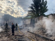 Пожежники гасять вогонь на території підприємства після ворожого обстрілу.