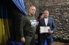 Вадим Філашкін нагороджує тих, хто залучений в будівництво оборонних споруд.