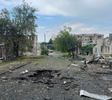 Пошкоджені будинки та дорожнє покриття