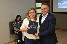Володимир Мицик вручає Подяку