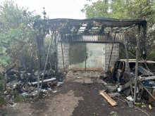 Пошкоджений гараж та обгорілий автомобіль після удару окупантів