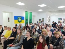Учасники заходу детально слухають про українське націоналістичне підпілля