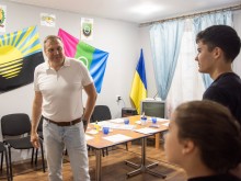 ⁠Олександр Шевченко з дітьми переселенцями в осередку «З Бахмутом у серці. Львів»