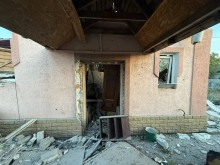Вхідні двері у зруйнований окупантами будинок