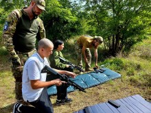 Учасники вишколу опановують правила поводження зі зброєю.